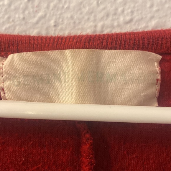 Gemini Mermaids raw hem sweater size is not on it but fits like a medium - Picture 3 of 5